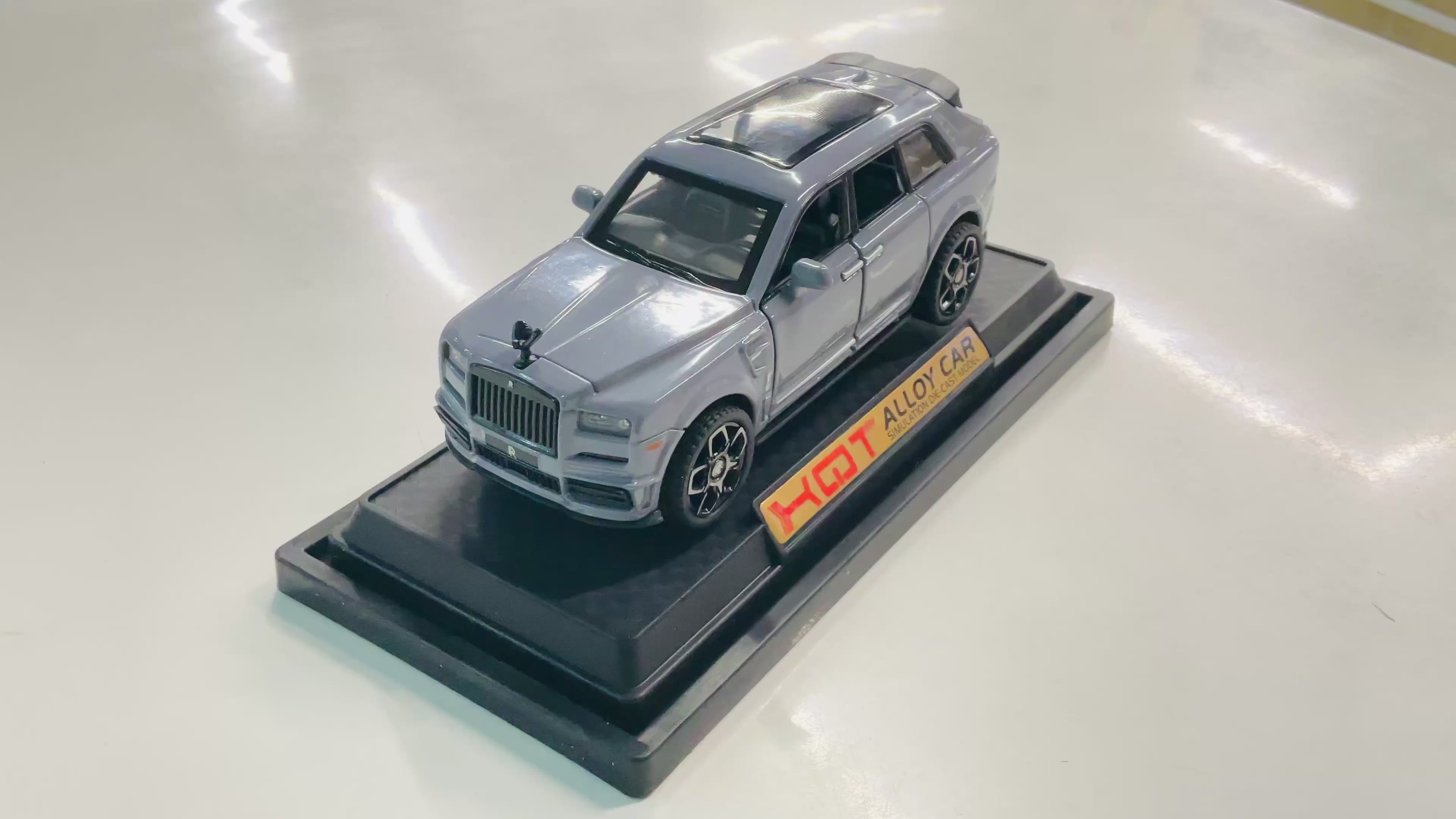 1:35 Scale Die-Cast Luxury SUV Model
