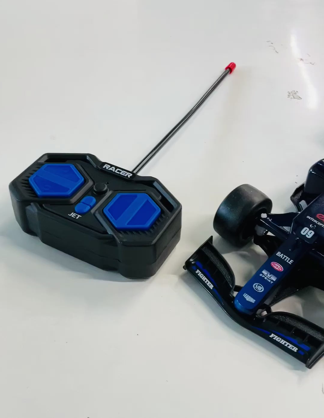 TOYBOI 1:18 SCALE RC RACING CAR WITH SPRAY EFFECT & LIGHTS