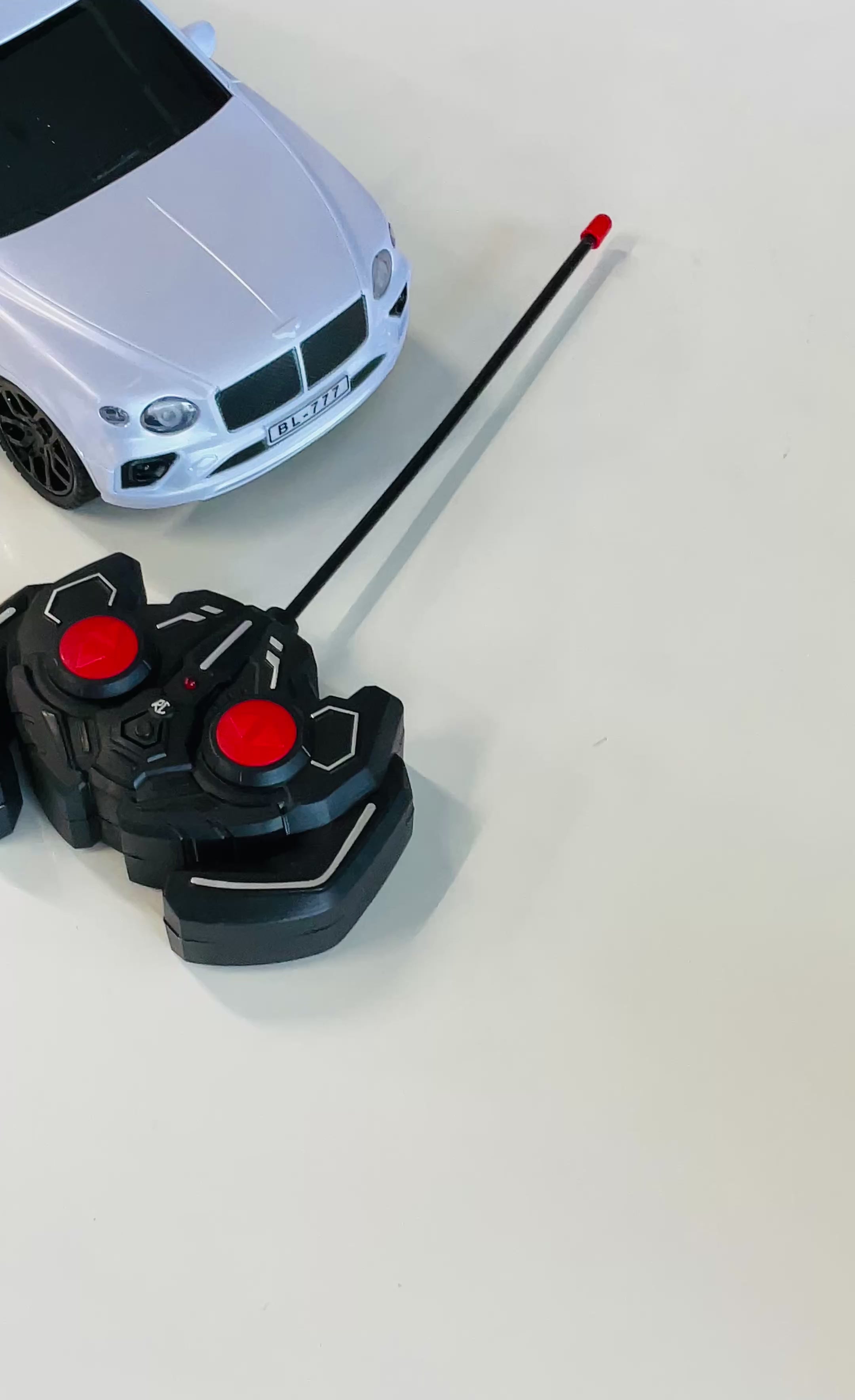 L.M. Toys 1:16 Scale High-Speed Off-Road Remote Control Model Car